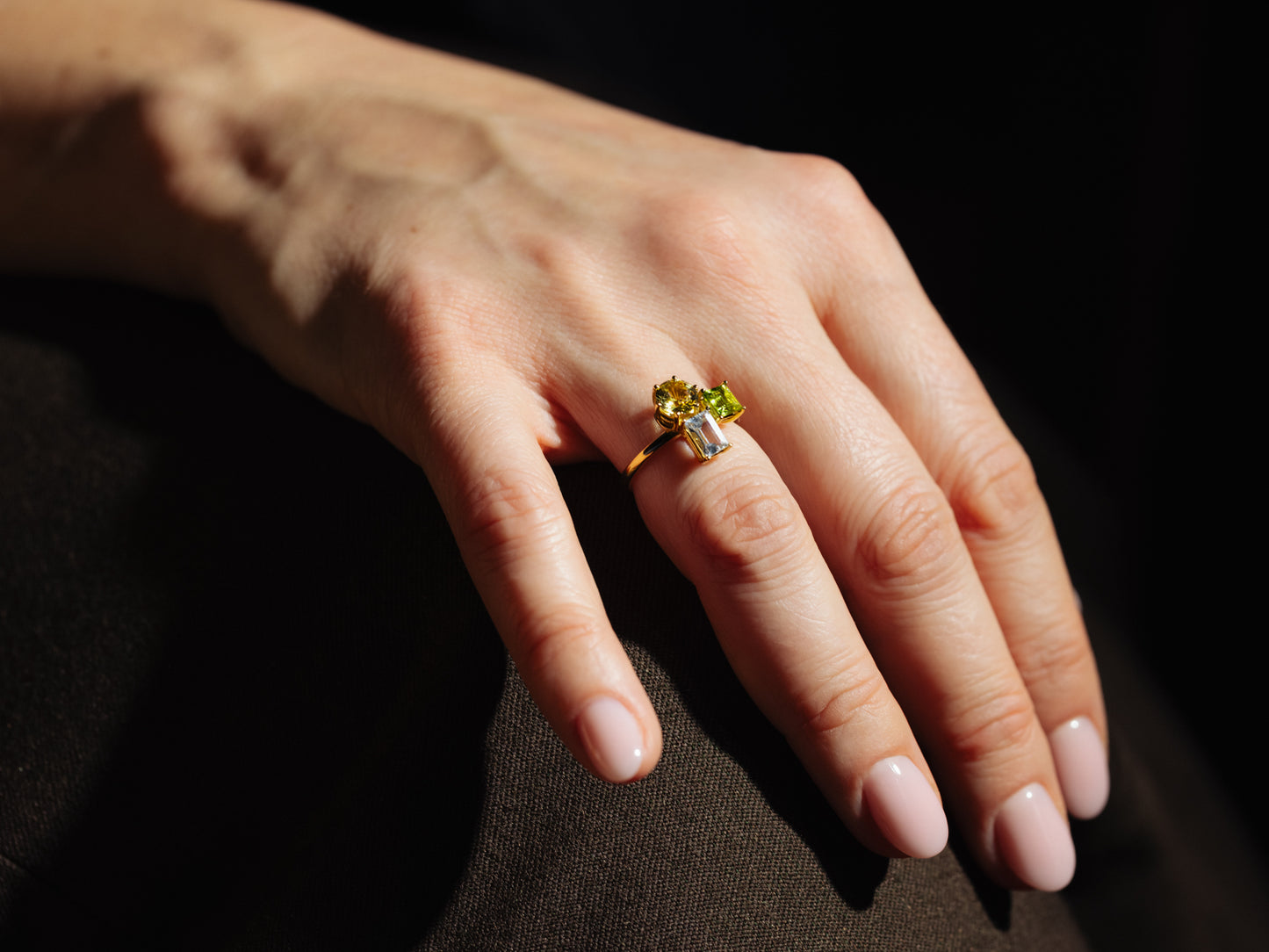 hand-ring-threestones-knee